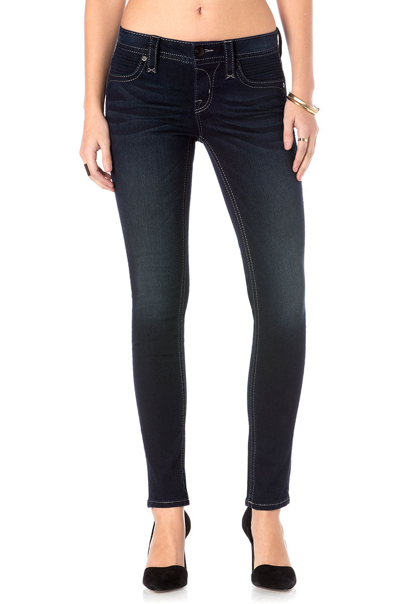 Dunkelblaue Skinny-Jeans für Damen mit engem Schnitt und klassischen Taschen.
