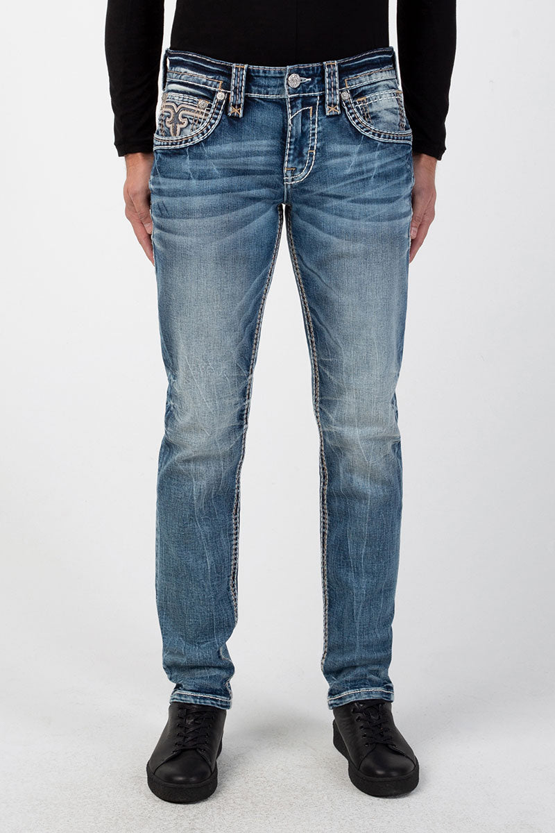 Mittelblaue, gerade geschnittene Herrenjeans mit leichter Waschung und klassischen Gesäßtaschen.