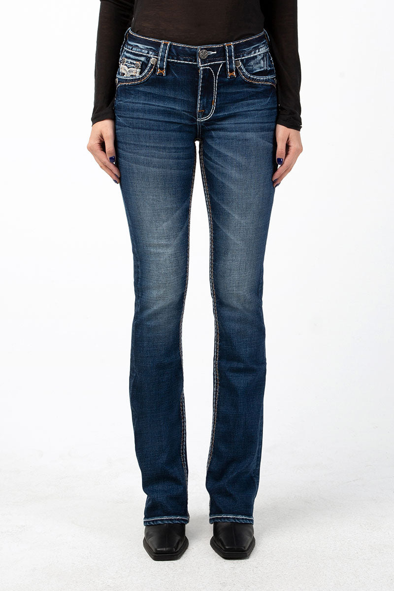 Dunkelblaue Bootcut-Jeans mit dezenter Waschung und geradem Bein, mittelhoher Bund.