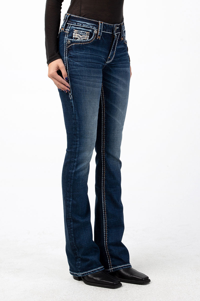 Dunkelblaue Bootcut-Jeans mit heller Naht, mittelhoher Bund und Brusttaschen für Damen.