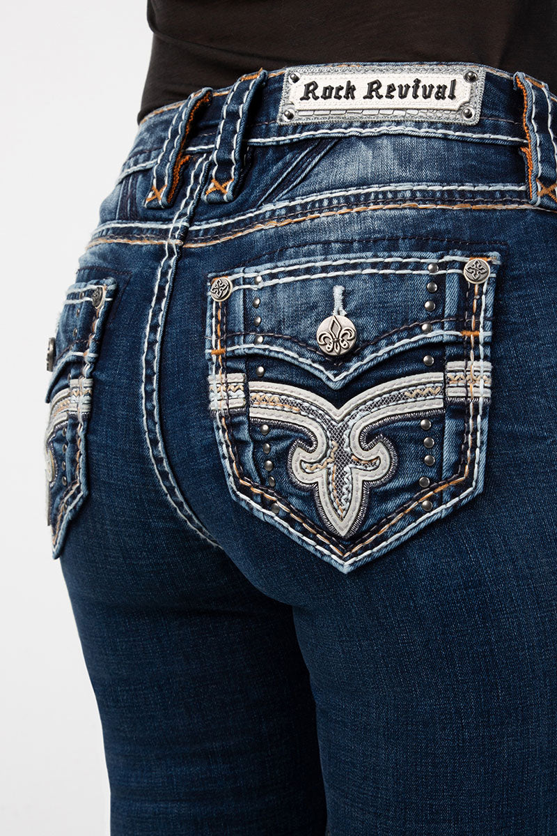 Dunkelblaue Bootcut-Jeans mit verzierter Gesäßtasche und sichtbarer Markenlabel am Bund.