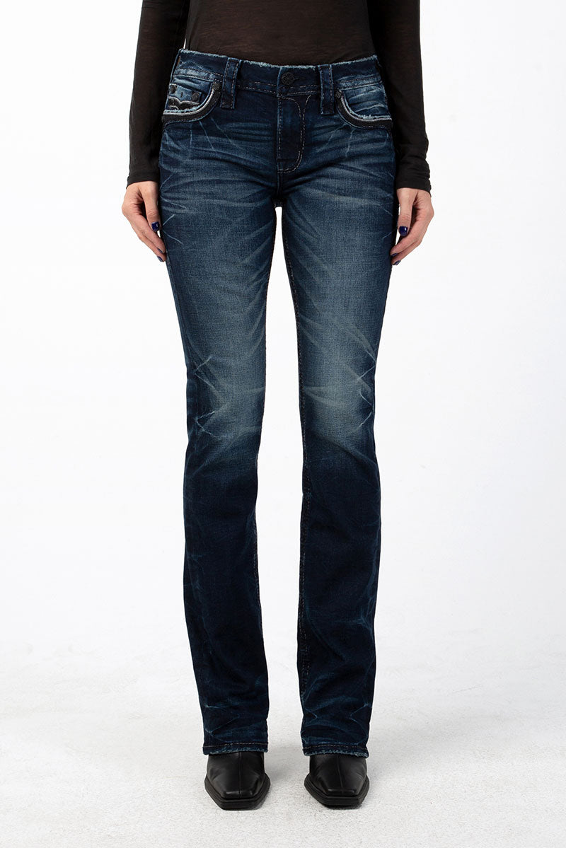 Dunkelblaue Bootcut-Jeans mit heller Waschung und fünf Taschen, eng anliegend am Oberschenkel.