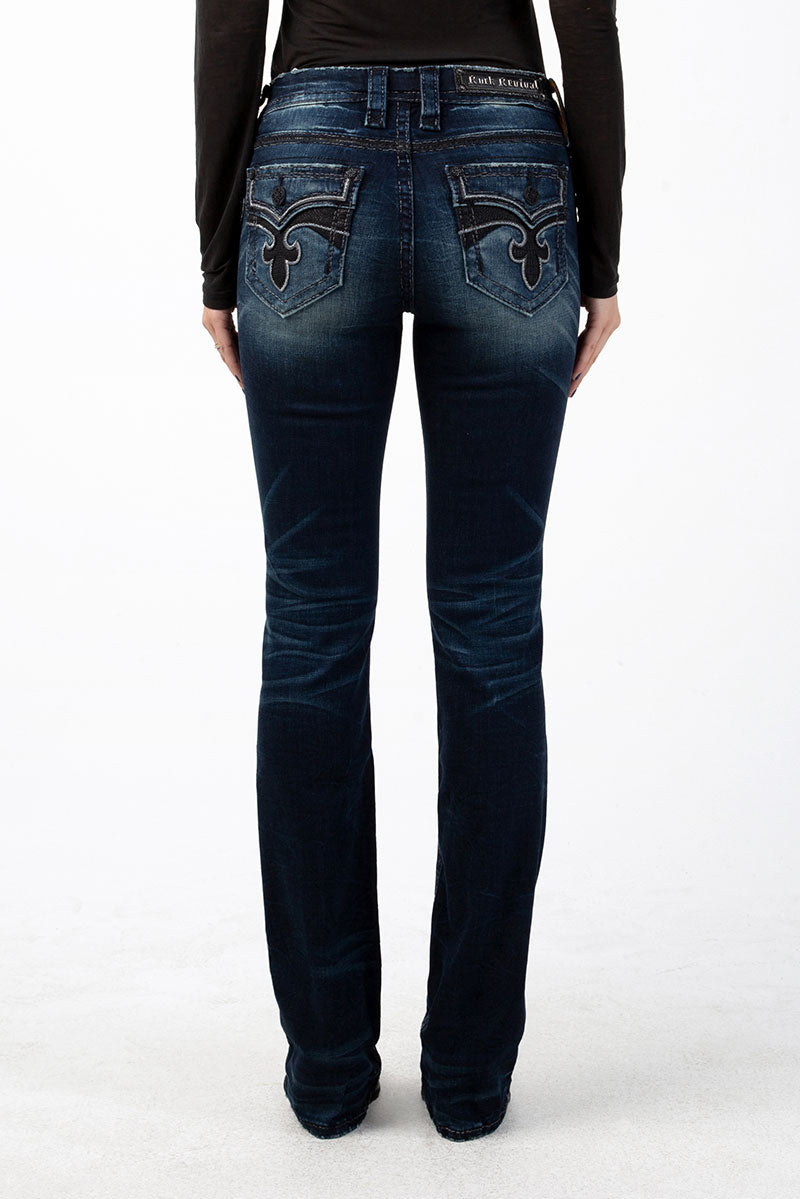 Dunkelblaue Bootcut-Jeans mit verzierten Gesäßtaschen und leichter Used-Optik.