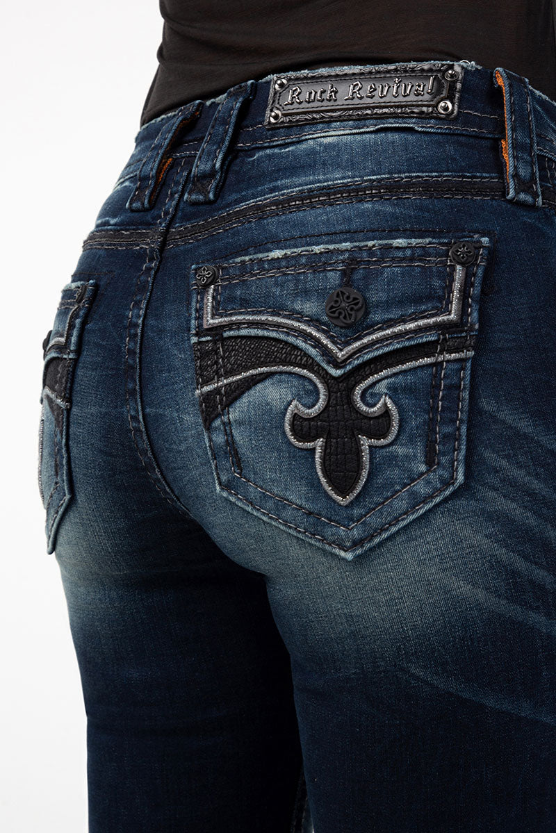 Dunkelblaue Bootcut-Jeans mit auffälliger schwarzer Stickerei auf den Gesäßtaschen aus Denim.