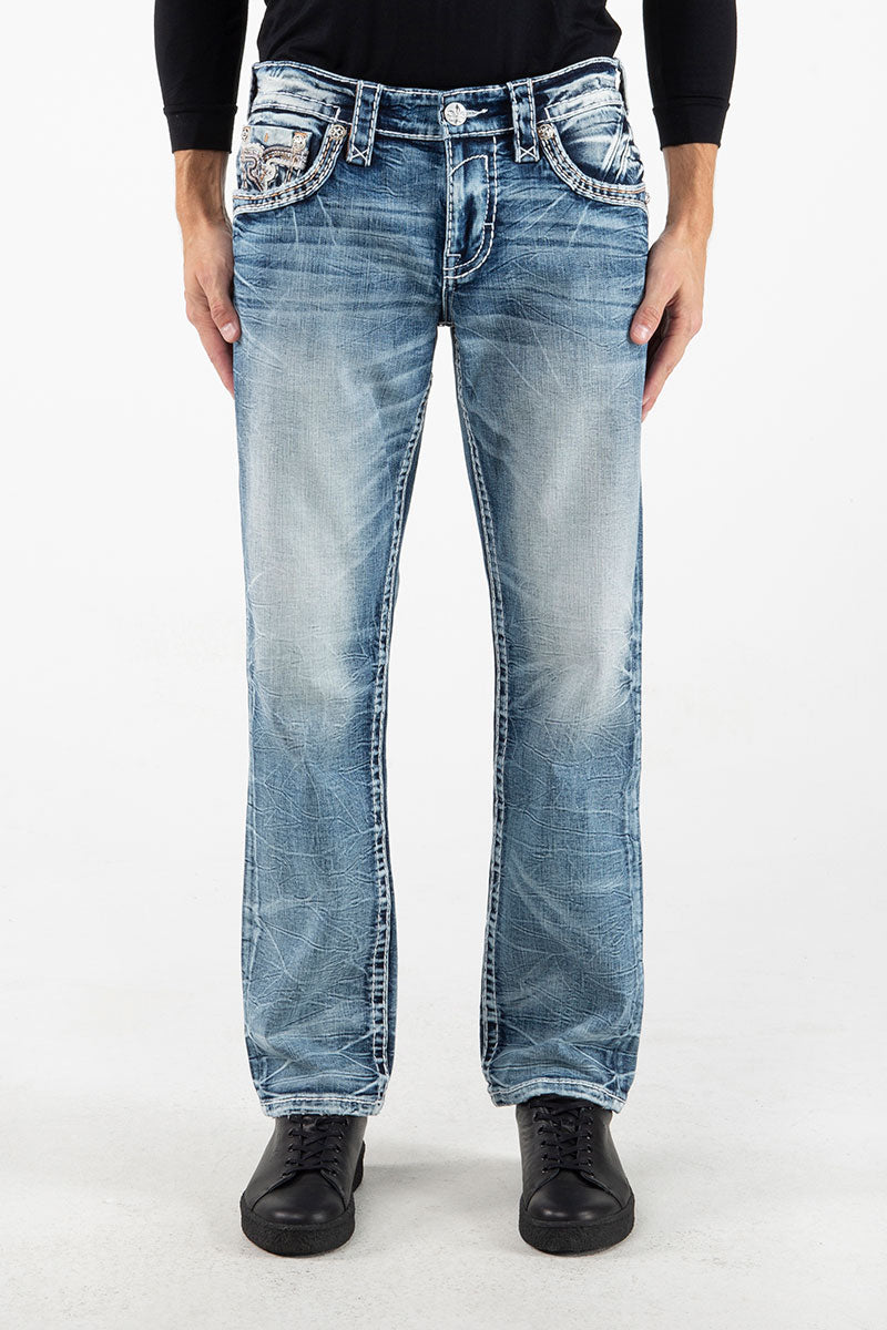 Gerade geschnittene blaue Jeans mit mittlerer Waschung und dezenter Used-Optik.