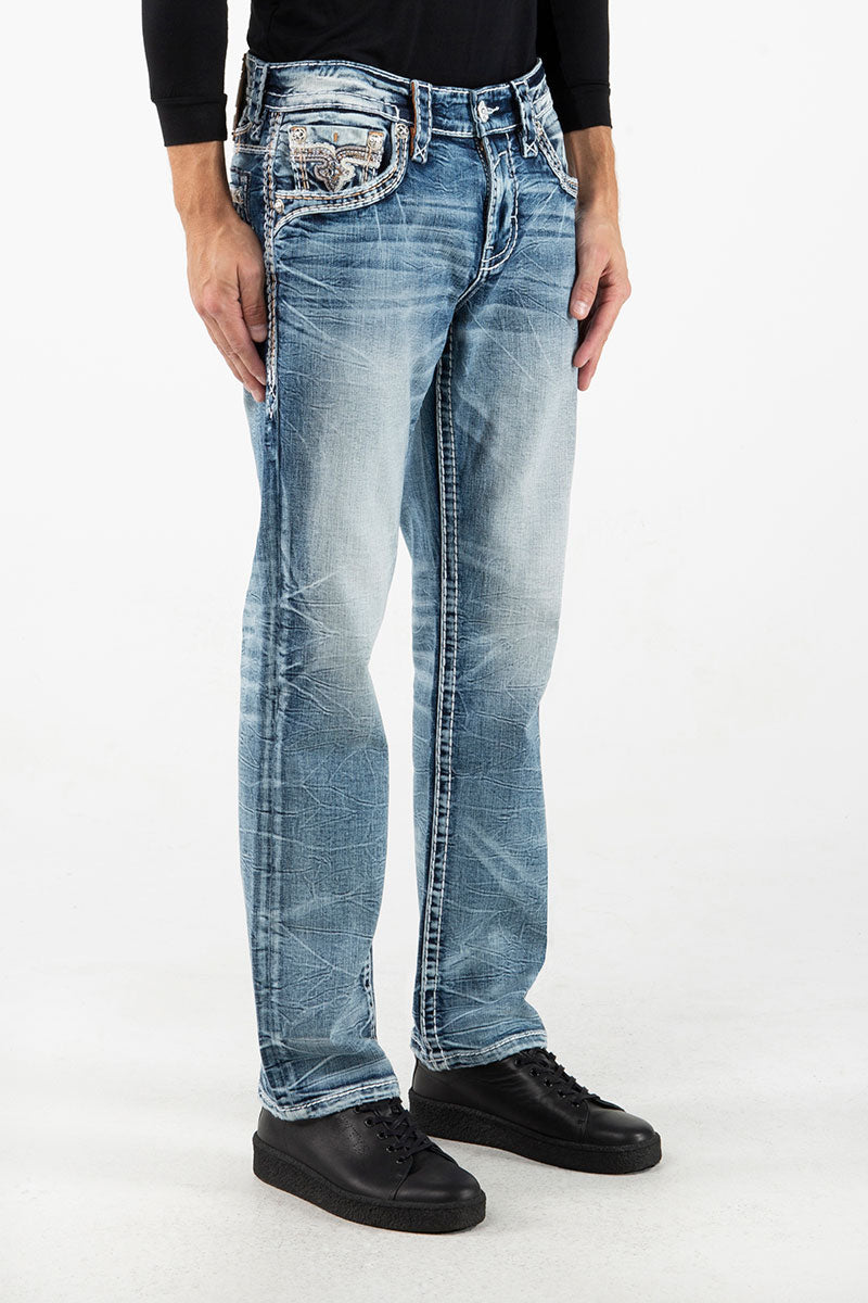 Helle, gerade geschnittene Herrenjeans in mittlerem Blau mit dezenter Waschung und leichtem Used-Look.