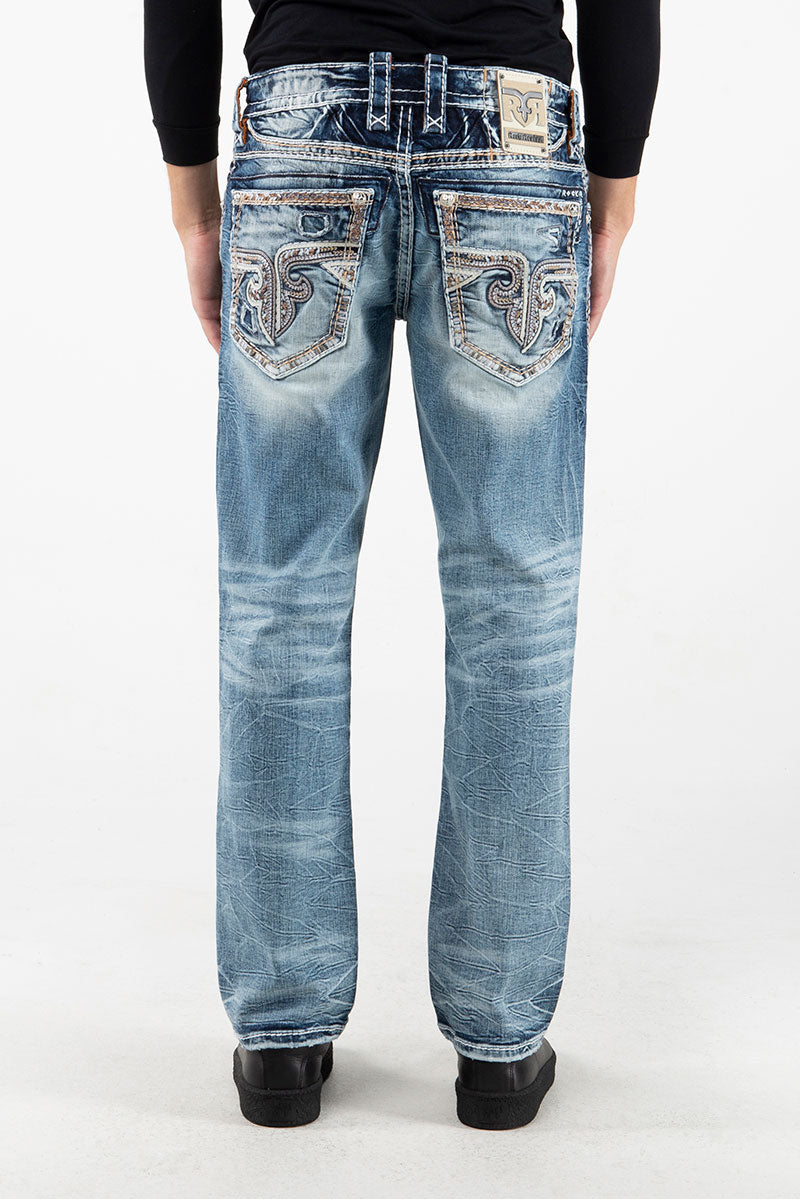 Männerjeans in mittlerem Blau mit gerade geschnittenem Bein und sichtbaren Waschungen auf der Rückseite.