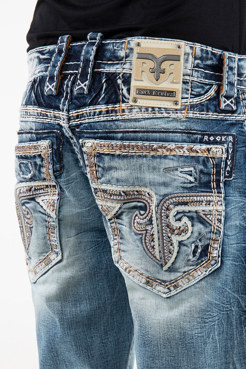 Blaue Herrenjeans mit auffälligen Ziernähten und Logo-Patch auf der Gesäßtasche, gerade geschnitten.
