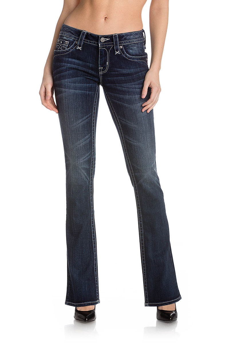 Dunkelblaue Bootcut-Jeans mit leichter Waschung, mittelhoher Taille, fünf Taschen und Nahtdetails.