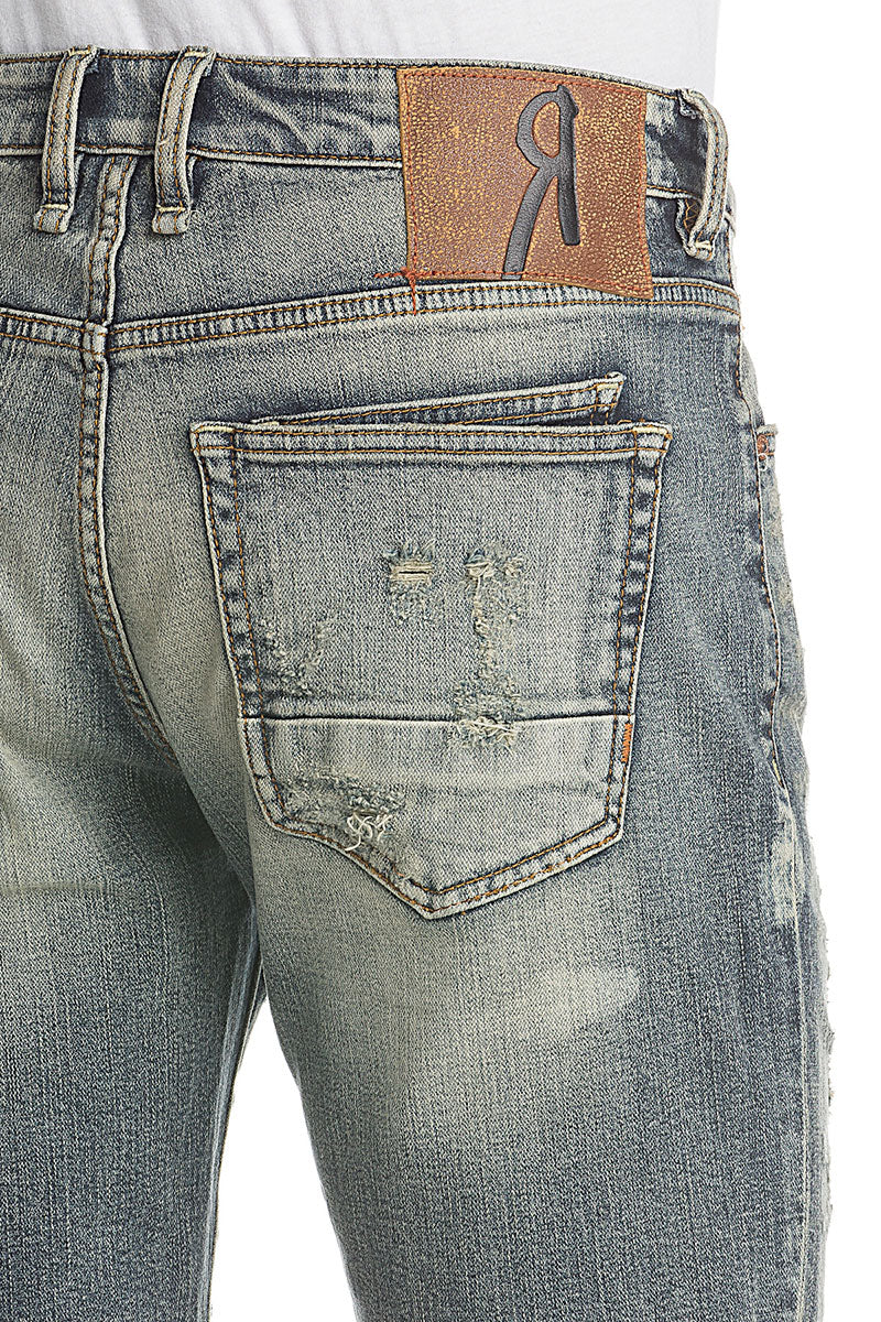 Hellblaue Destroyed-Jeansshorts mit Einsatz-Details und Lederpatch am Bund.