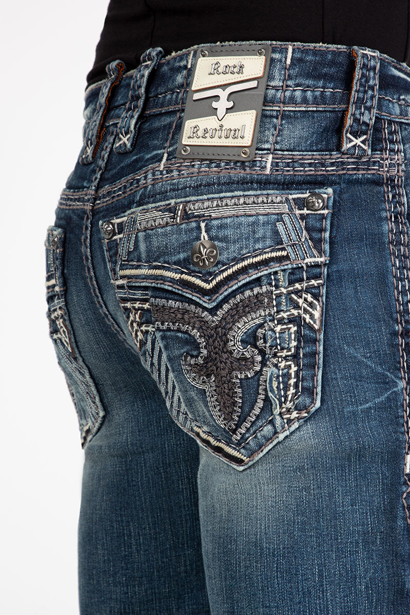 Blaue Straight-Fit-Jeans mit dekorativer Ziernähte auf Gesäßtaschen und Labelpatch am Bund.