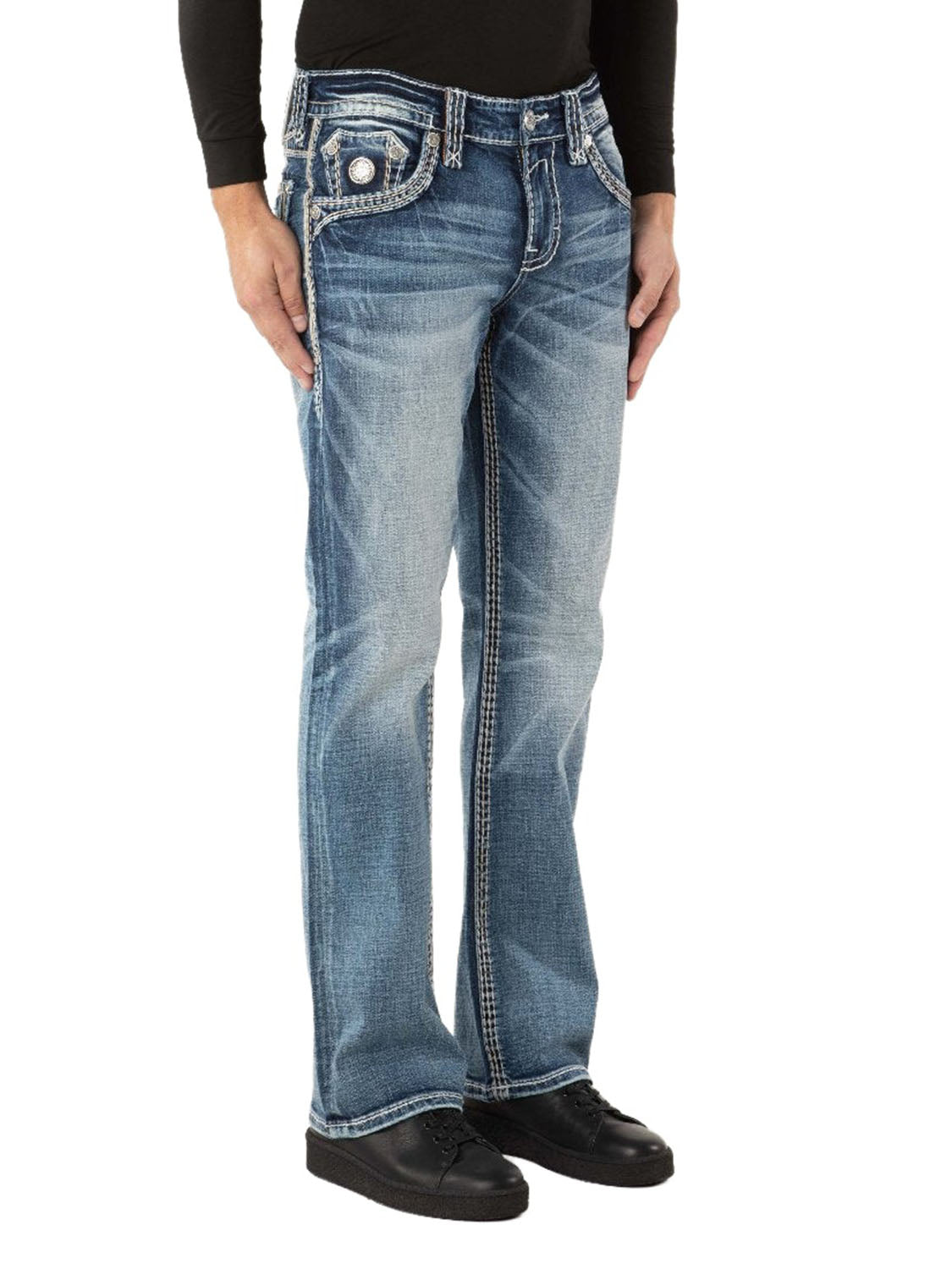 RP3918B206 Jeans 45-Grad-Ansicht mit Model auf weißem Hintergrund
