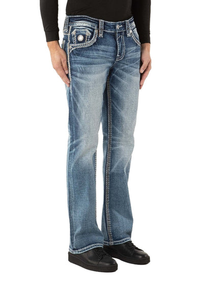 RP3918B206 Jeans 45-Grad-Ansicht mit Model auf weißem Hintergrund