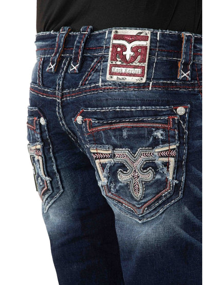 RP5520J200 Detail der bestickten Gesäßtasche auf weißem Hintergrund