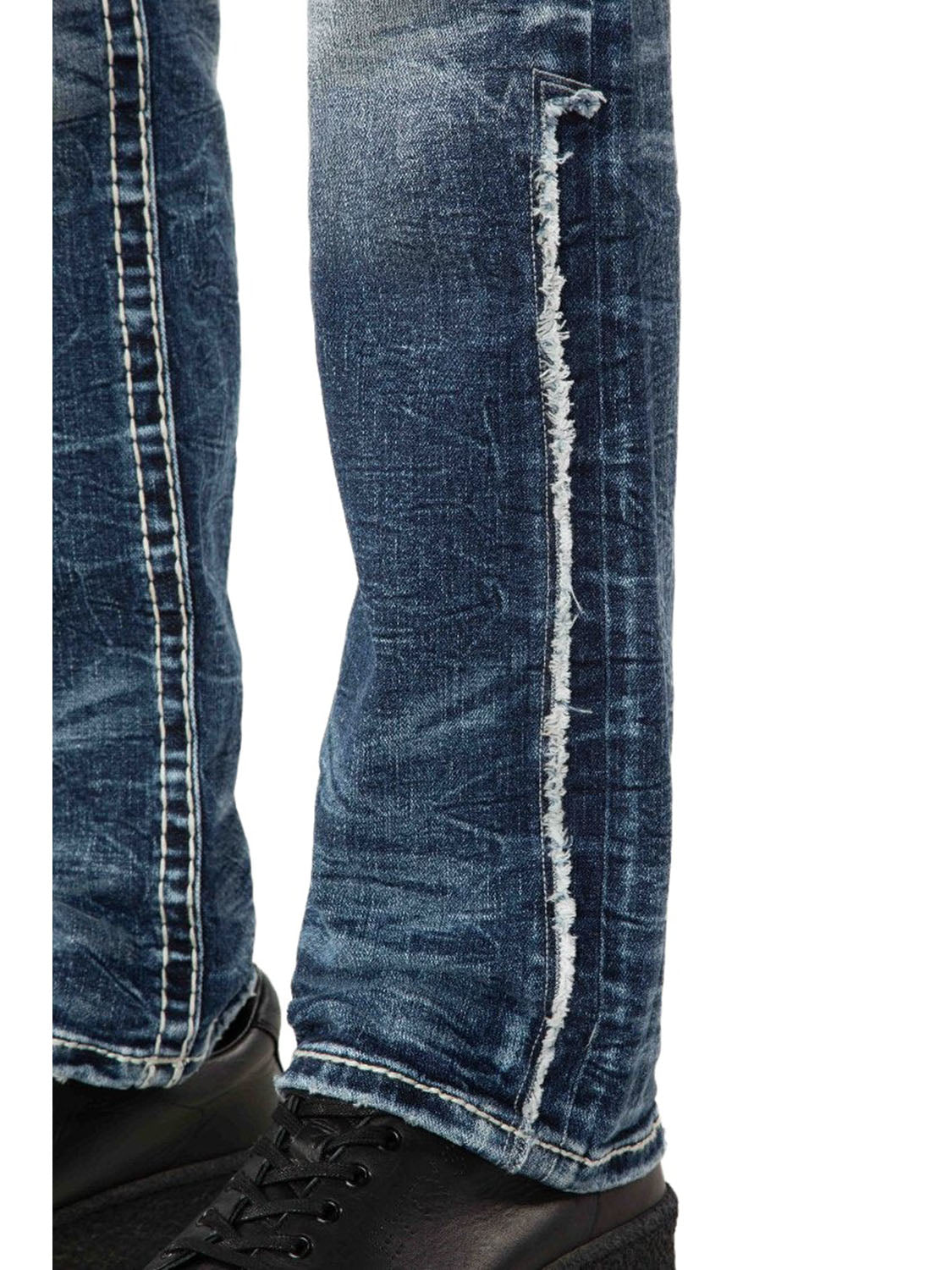 JAKUB J202 Jeans – Detail der Beinseite auf weißem Hintergrund