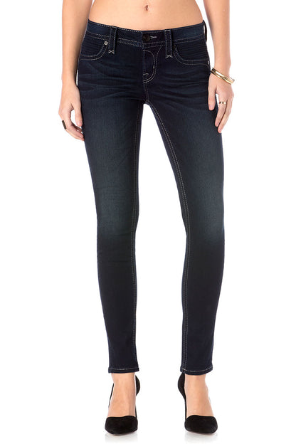 Dunkelblaue Skinny-Jeans für Damen mit engem Schnitt und klassischen Taschen.
