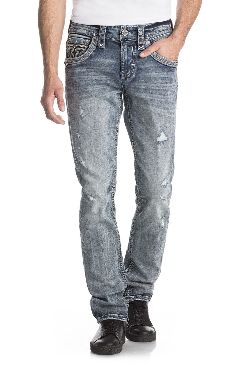 Hellblaue gerade geschnittene Jeans mit leichtem Used-Effekt und kleinen Destroyed-Stellen, getragen von männlichem Modell.
