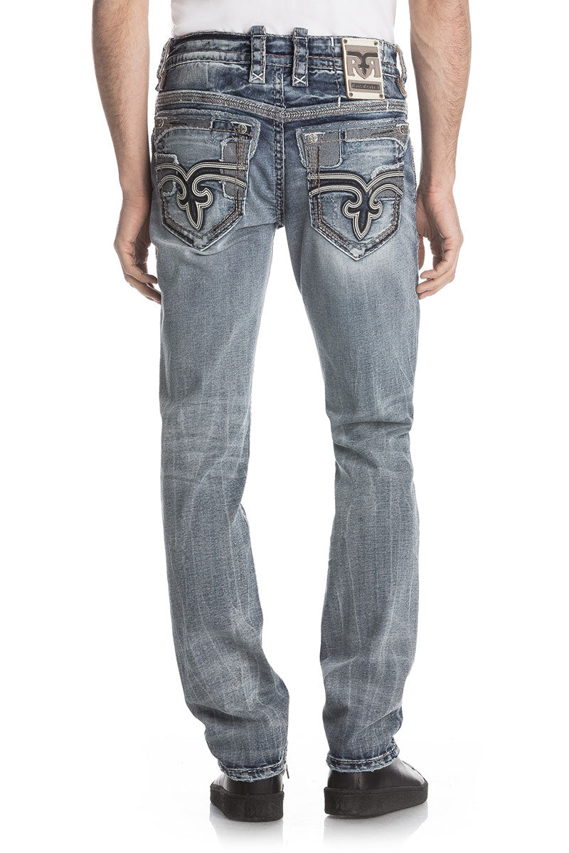 Hellblaue Herrenjeans mit geradem Schnitt und auffälliger Ziernaht auf den Gesäßtaschen.