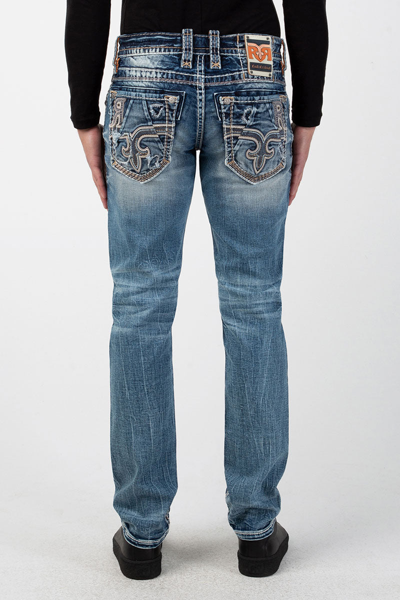 Blaujeans mit hellen Waschungen und kontrastreichen Ziernähten auf Gesäßtaschen.