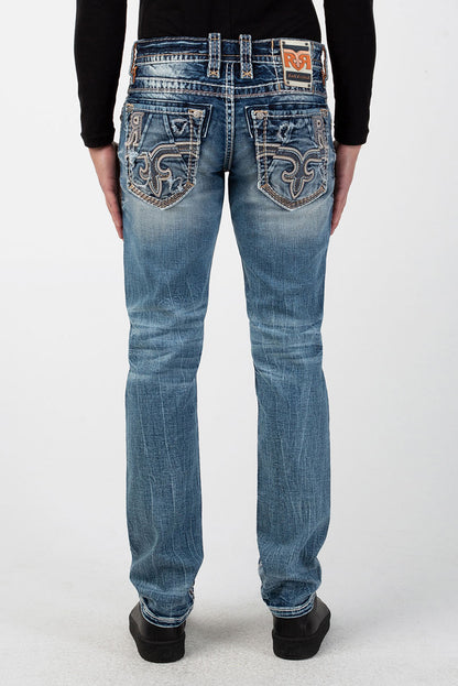 Blaujeans mit hellen Waschungen und kontrastreichen Ziernähten auf Gesäßtaschen.
