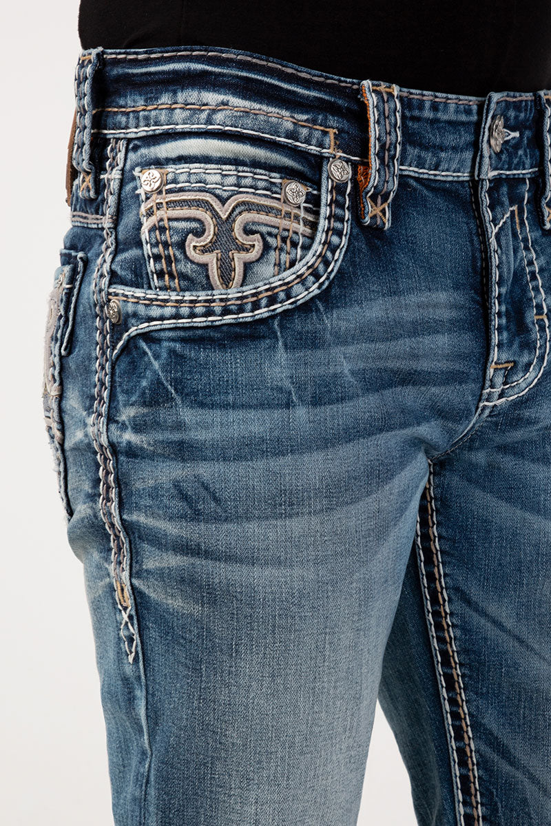 Mittelblaue Herrenjeans mit dekorativem Stickmuster an der kleinen Tasche und sichtbarer Nahtstruktur.