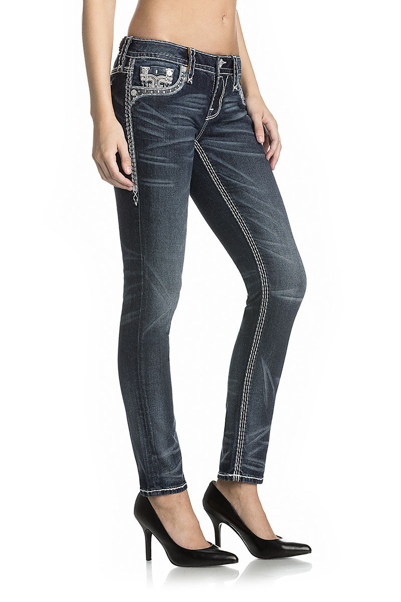 Dunkelblaue Skinny-Jeans mit heller Naht, Reißverschluss und Ziernähten an den Taschen.