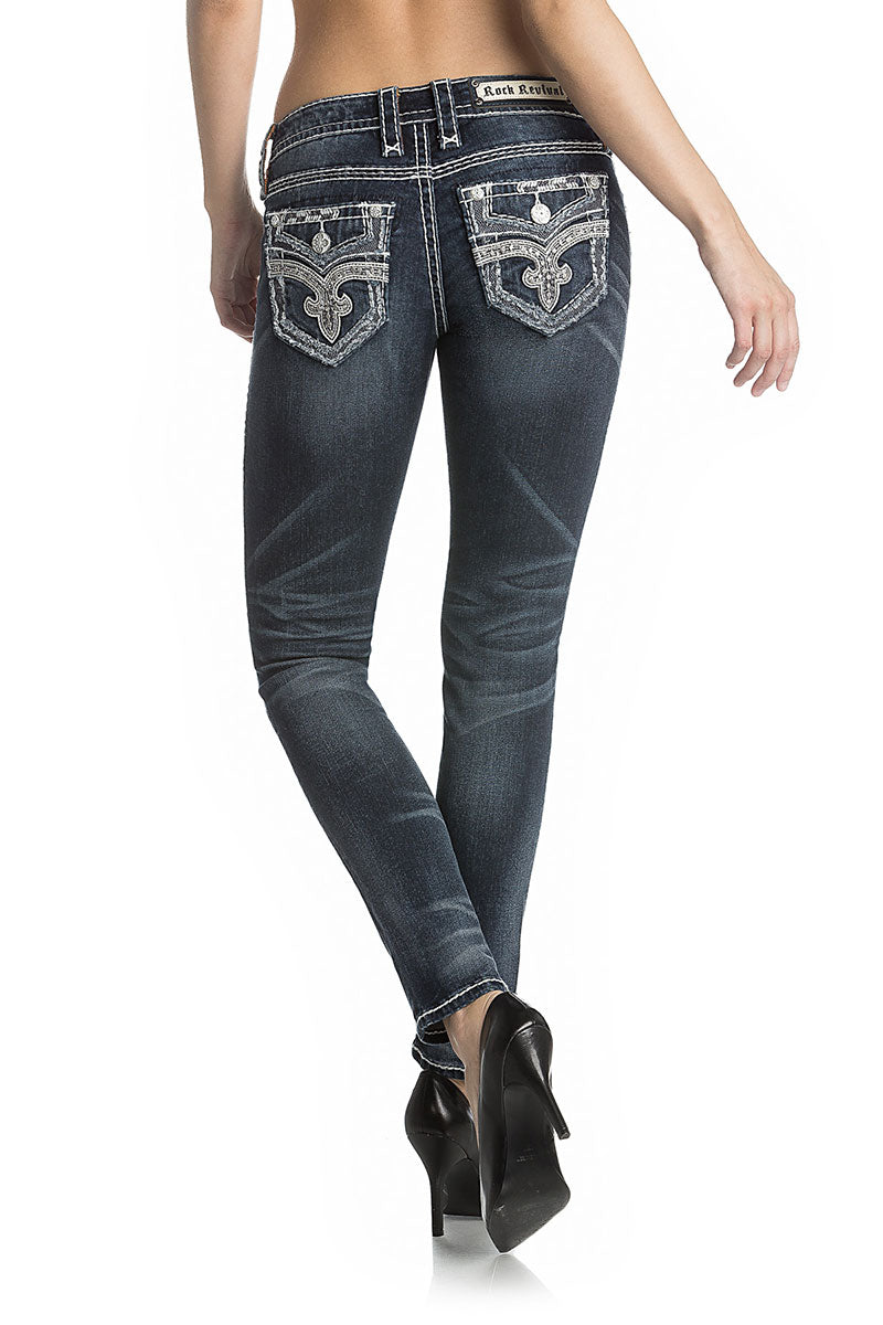 Dunkelblaue Skinny-Jeans für Damen mit Ziernähten und dekorativen Gesäßtaschen.