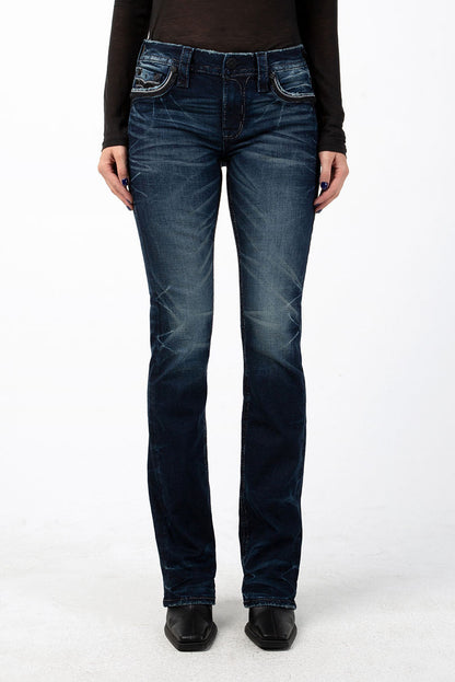 Dunkelblaue Bootcut-Jeans mit heller Waschung und fünf Taschen, eng anliegend am Oberschenkel.