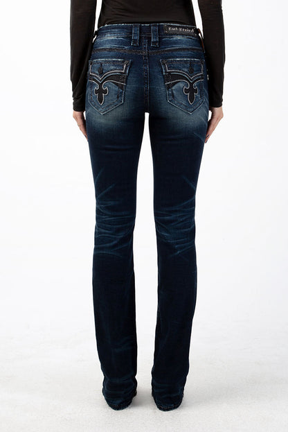 Dunkelblaue Bootcut-Jeans mit verzierten Gesäßtaschen und leichter Used-Optik.