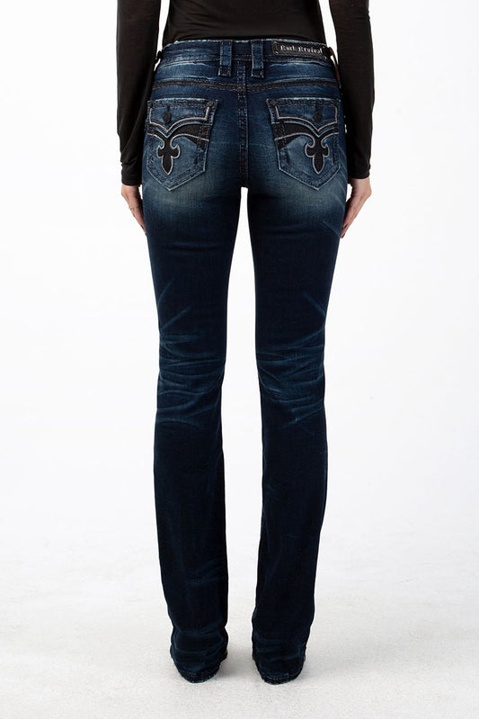 Dunkelblaue Bootcut-Jeans mit verzierten Gesäßtaschen und leichter Used-Optik.
