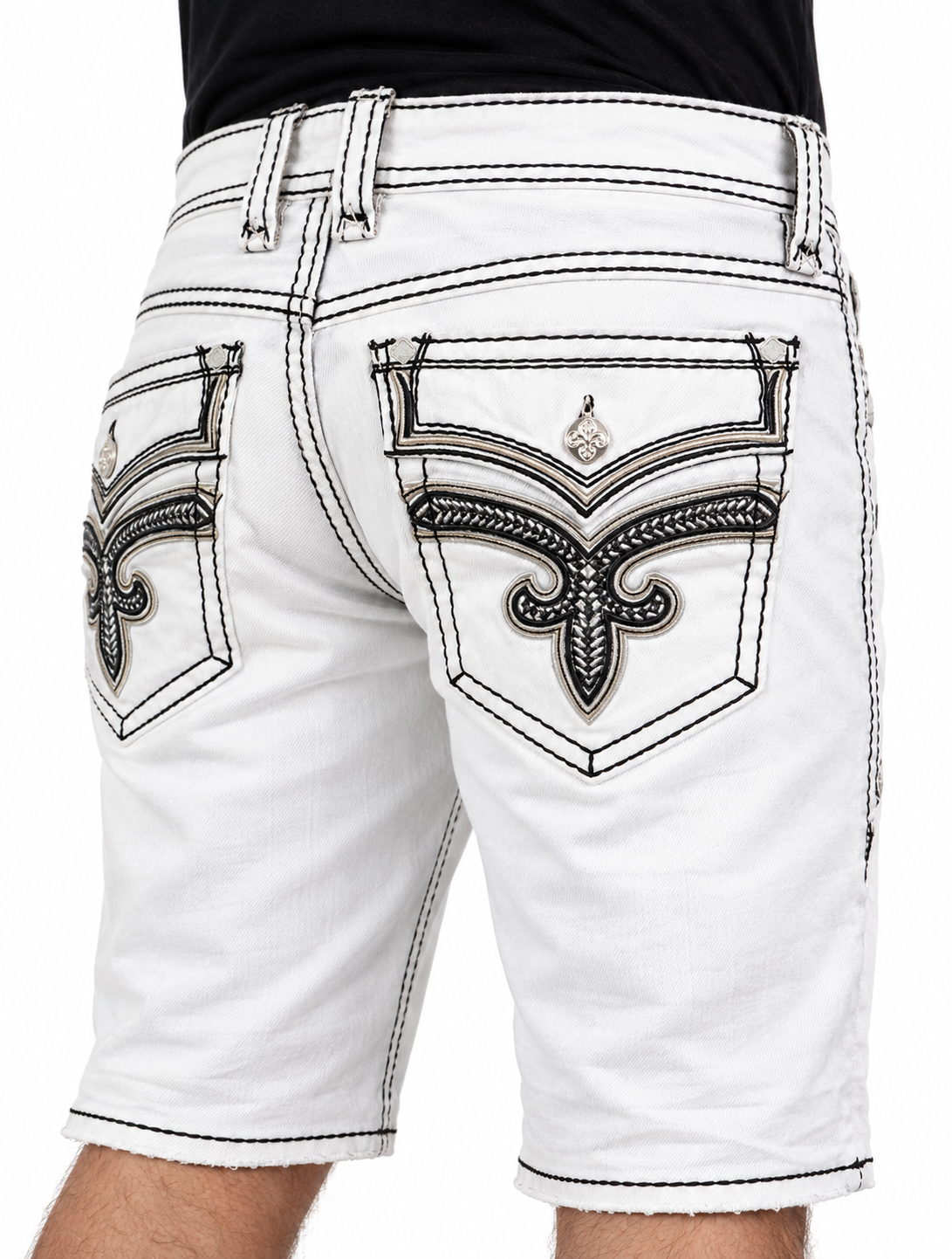 RP5630H200 weiße Denim-Shorts, Hintertaschen am Model auf weißem Hintergrund