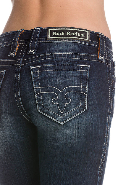 Dunkelblaue Bootcut-Jeans mit Kontrastnähten und aufgesticktem Muster auf der Gesäßtasche.