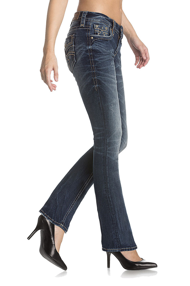 Damenjeans in mittlerem Blau mit Bootcut-Schnitt und dezenter Waschung, kombiniert mit schwarzen Pumps.