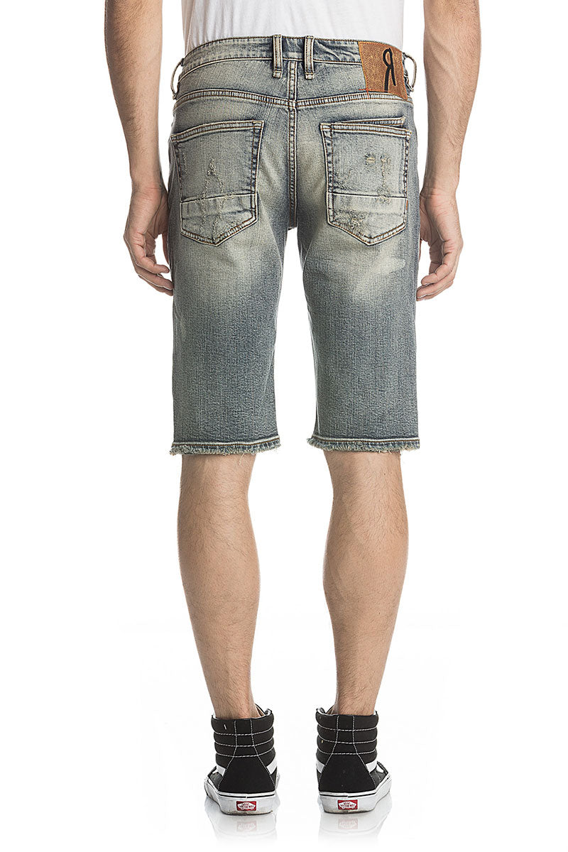 Vintage-Shorts in Blau mit abgenutzten Details und aufgerauten Kanten, knielang.