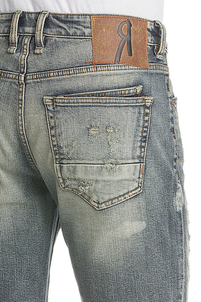 Hellblaue Destroyed-Jeansshorts mit Einsatz-Details und Lederpatch am Bund.