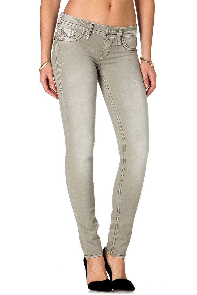 Graue Skinny-Jeans für Damen mit mittlerer Taille und dezenter Waschung, enganliegend geschnitten.