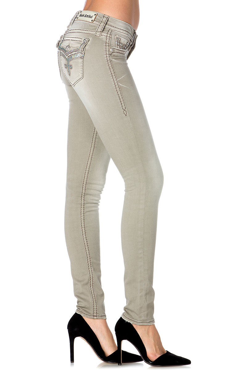 Graue Skinny-Jeans für Damen mit Taschen und Knopfverschluss, enger Schnitt am Knöchel.