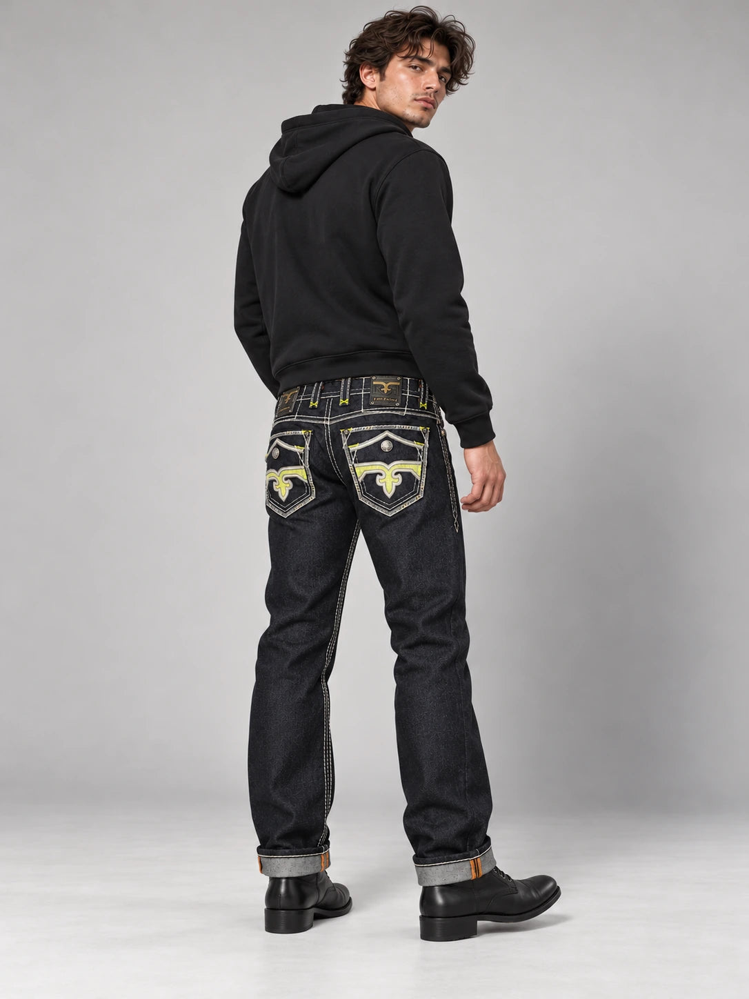 CLASH J200 mit schwarzem Hoodie, Ganzkörper-Rückansicht.