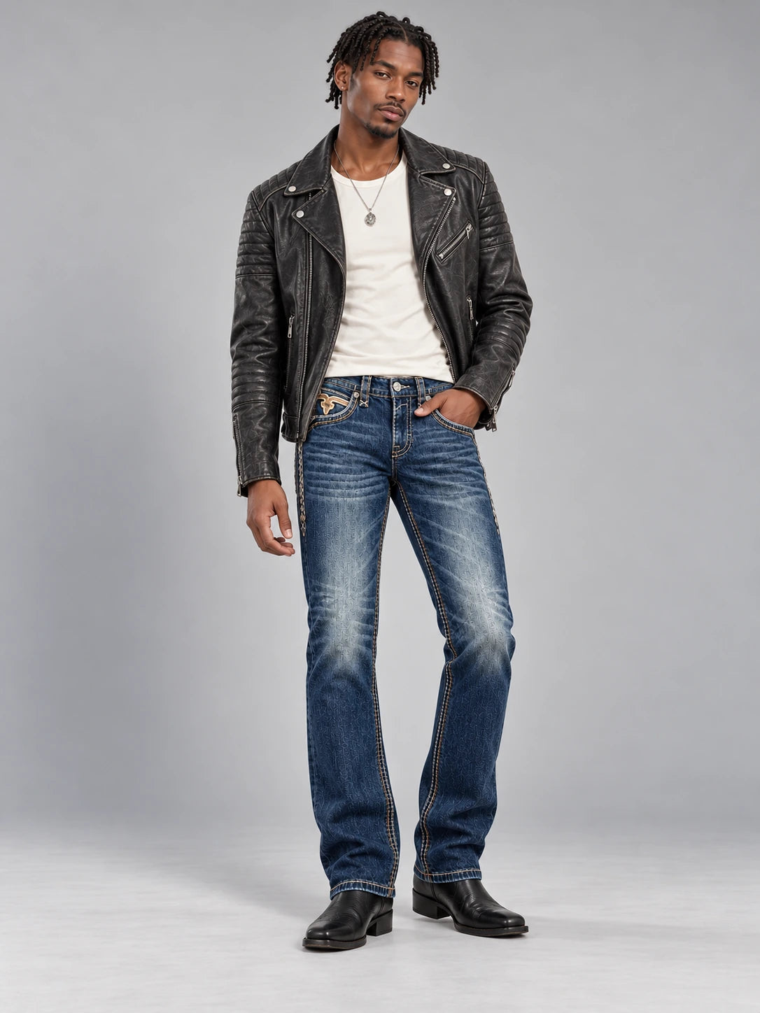 VALOR J202 mit schwarzer Lederjacke, Ganzkörper-Studio-Look.
