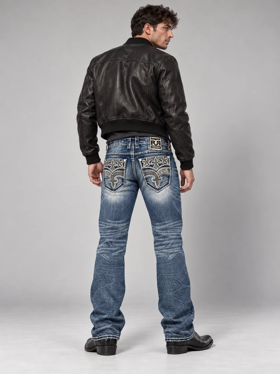 MILO J203 – Ganzkörper-Studio-Look mit schwarzer Lederjacke in Rückansicht.
